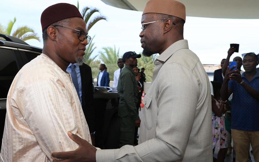 PrimatureSn: Le Vice-Président de la République de Gambie entame une visite de travail au Sénégal. Muhammed B. S. JALLOW, arrivé en début de soirée, a été accueilli par le Premier Ministre Ousmane SONKO avec qui il aura une séance de travail.