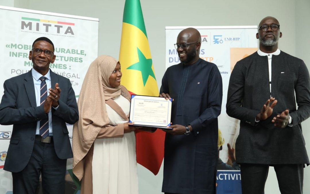 BTP: le Ministre Malick Ndiaye remet des certificats d’agrément à 17 laboratoires.