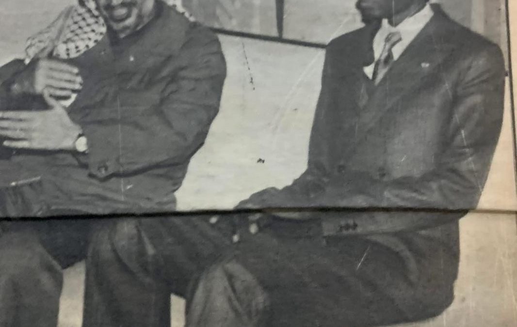 Nous avons ici une photo historique : Yasser Arafat et le Président Abdou Diouf en 1984 à Dakar.Le chef politique de la Palestine était en visite officielle au Sénégal .Le Sénégal a depuis son indépendance, était un soutien et un allié intransigeant de la Palestine contre l’occupation.Yasser Arafat avait même un passeport diplomatique sénégalais.A.S