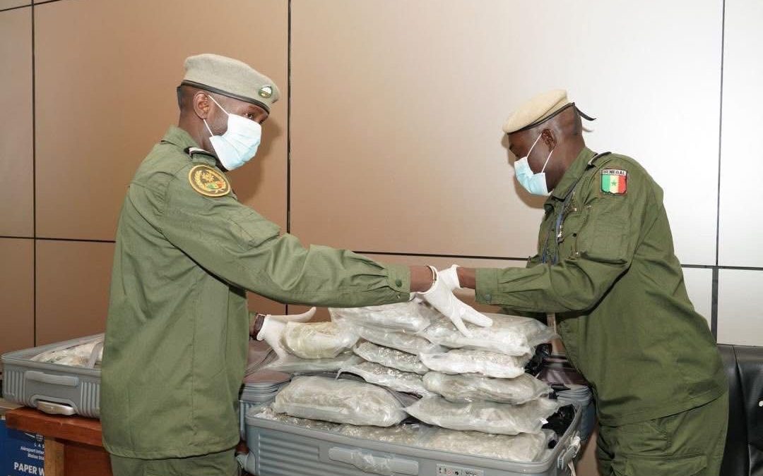 Du haschich en provenance de l’étranger saisi à l’AIBDLa Brigade du Tourisme des Douanes rattachée à la Subdivision des Douanes de l’Aéroport international Blaise DIAGNE de Diass (AIBD), Direction régionale Ouest, a effectué une importante saisie de résine de cannabis communément appelée haschich.