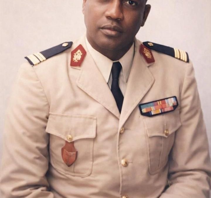 A tonton Baay ;Le 21 janvier 2026 marquera le trentième anniversaire de la disparition du Médecin-Colonel Lamine CISSE, figure monumentale de la santé militaire, humaniste exemplaire, bâtisseur et pionnier.Baay Laamine pour sa famille, Madior pour ses frères d’armes, demeure dans le cœur de ceux qui l’ont connu comme un homme d’une élévation rare, doué d’une bonté profonde et d’un sens du devoir absolu.Né le 16 mars 1940 à Saint-Louis, il grandit entre le dynamisme culturel de sa ville natale et l’atmosphère chaleureuse de Ndande, où son père Laba, Moukhadam tidjane, exercait ses activités de commerce. C’est dans cette enfance profondément enracinée dans les valeurs de solidarité, de respect et d’attachement à la religion qu’il développa son humanisme.Très jeune, il aimait fredonner, avec ses sœurs et cousins, les hymnes dédiés à Raoul Follereau, figure mondiale de la lutte contre la lèpre et des actions en faveur des délaissés. Cette fascination révèle une sensibilité déjà tourné vers les plus vulnérables, vers ceux qu’on regarde rarement, et souvent trop tard.Influencé par cette fibre humanitaire, il s’orienta vers la dermatologie. Il faut rappeler qu’au XXᵉ siècle, les grandes batailles médicales touchant la lèpre, la gale, les dermatoses, et d’autres affections souvent stigmatisées étaient au cœur du champ d’action des dermatologues. Devenir dermatologue, à cette époque, c’était choisir de soigner les invisibles, les marginalisés, les patients qu’on préférait cacher.Choisir cette voie revenait, pour Madior, à être fidèle à une mission morale : redonner dignité, toucher l’intouchable, soigner là où beaucoup ne voulaient pas aller. Cette dimension humanitaire fut au cœur de sa carrière.Après ses brillantes études à Santé navale-Bordeaux et son internat au Val-de-Grâce, il revint au Sénégal, servant dans des contextes difficiles, en Casamance pendant la guerre d’indépendance de la Guinée Bissau, Saint-Louis, la léproserie de Dakar, puis l’Hôpital Principal où il marqua durablement patients et collègues.Il représenta également le Sénégal dans les opérations internationales, notamment au Sinaï, sous mandat des Nations Unies.Premier commandant sénégalais de l’École Militaire de Santé (1980–1989), il fit de cette institution un modèle de rigueur et d’excellence. En 1981, le Président Abdou Diouf ; en dépit de ses charges à l’école militaire de santé et à l’hôpital principal ; fit de lui son médecin personnel, impressionné par son intégrité et surtout sa discrétion.Malgré un environnement très conservateur, il se battit pour ouvrir les portes de l’armée aux femmes. Grâce à son engagement et sa proximité d’avec le Président de la République, la loi de 1982 qui autorise l’admission des filles à l’École Militaire de Santé est mise en application. Même si ses œuvres semblent ne pas être reconnues à sa valeur, l’histoire lui rend hommage à travers les prouesses médicales de la Médecin-Colonel Youanidou WANE ; mais aussi de la consécration de Fatou FALL, la première femme Général de l’armée sénégalaise, issue du corps de santé.Directeur de l’Ecole Militaire de Santé, Inspecteur général des Forces armées, médecin personnel du Président de la République ; rien ne modifia son rapport aux gens. Il continuait inlassablement à consulter à l’hôpital principal, au pavillon Pelletier et recevait gratuitement ses voisins dans son domicile des HLM, allant jusqu’à payer leurs médicaments lui-même. Sa simplicité, son sourire, son élégance naturelle faisaient de lui un homme respecté, mais surtout aimé.Lors de la cérémonie de levée du corps, un moment particulièrement fort marqua les esprits.El Hadj Abdoul Aziz SY, Khalife général des Tidianes, prit la parole pour lui rendre hommage, et ses mots résonnent encore aujourd’hui :« C’était un homme d’un humanisme exceptionnel, un homme de Dieu au service de l’homme. Sa bonté, sa pudeur et sa dignité l’élevaient bien au-dessus de son rang. »Feu l’Imam Baba TOURE de la grande mosquée de Castors lui offrit son linceul personnel ; il le rejoignit quelques mois après.Au-delà de l’officier, au-delà du médecin du Président, ses proches se rappellent un homme profondément attaché aux siens. Malgré son rang, il restait d’une disponibilité et d’une simplicité étonnantes. À chaque descente à Guet Ndar, son visage s’illuminait. Il retrouvait ses cousins, ravivait ses souvenirs d’enfance, et riait avec eux entre deux mbaar, ces espaces traditionnels où se mêlent discussions professionnelles, jeux d’adresse et convivialité.On raconte qu’il redevenait, le temps d’un après-midi, il devenait Baay Laamine , joyeux, espiègle, chaleureux, généreux, un enfant du peuple, un fils de l’avenue Charles de Gaulle. Ces instants familiaux rappellent le témoignage d’un de ses amis d’enfance « Baay Lamine était un grand homme parce qu’il n’avait jamais cessé d’être un homme simple ».Trente années se sont écoulées, mais il demeure toujours l’un des vôtres, ne l’oubliez pas dans vos prières. Que la terre de Marmiyal lui soit légère. Amine !!!