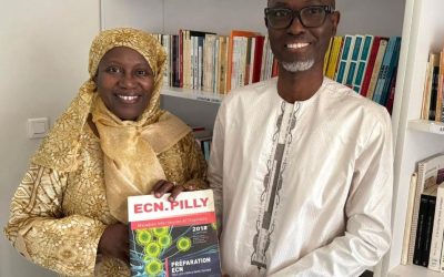 L’essentiel à retenir sur le MONKEYPOX en 7 pointsPoint 1 :Le Monkeypox (Mpox) autrefois appelé la variole du singe est une maladie infectieuse émergente causée par un orthopoxvirus simien, appartenant au genre Orthopoxvirus et à la famille des Poxviridae. Cette affection constitue une zoonose virale, dont la transmission à l’être humain se fait initialement par contact avec des animaux infectés, avant de se propager secondairement par voie interhumaine.Le monkeypox présente un fort potentiel épidémique et peut être à l’origine de flambées localisées, voire d’épidémies mondiales. Elle est associée à un taux important de complications, estimé à 40 %, tandis que 20 % des patients nécessitent une hospitalisation.Le 14 août 2024, l’OMS avait déclenché son plus haut niveau d’alerte sanitaire mondiale en réponse à la recrudescence des cas de Mpox en Afrique.