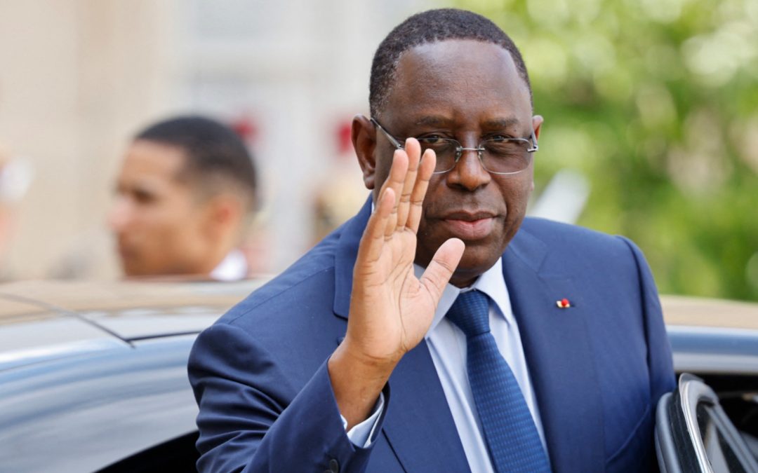 RÉSOLUTION GÉNÉRALELe 06 Novembre 2025, à 17 jours du 17e Anniversaire de la naissance de notre Parti, le Secrétariat Exécutif National de l’Alliance Pour la République, nouvellement installé, s’est réuni au Siège National de l’Alliance Pour la République (APR).Cette séquence majeure de la vie de notre Parti, initiée par le Président Macky Sall, Président de l’Alliance Pour la République, a mobilisé près d’un millier de Responsables venant de tous les Départements du pays, et de la Diaspora.Après un hommage appuyé, rendu à nos vaillants et dévoués camarades, aujourd’hui disparus, la rencontre a été ouverte par un brillant Message du Président Macky Sall, Président du Parti, lu par le camarade Mahmoud Saleh.Dans son Message, le Président Macky Sall a rappelé les dispositions statutaires qui encadrent et dégagent la substance du SEN. Ensuite, de manière magistrale, il a dégagé la Ligne d’orientation politique de notre Parti, dans un contexte national, sous- régional, continental et mondial, d’une extrême complexité.Il a mis l’accent sur les difficultés économiques et sociales, non sans rappeler, avec force, la brutalité et la violence que le pouvoir exerce sur l’Opposition, en général, sur les Mouvements Citoyens, et, particulièrement, sur notre Parti. Enfin, dans ce Message d’une forte tonalité politique et militante, le Président Macky Sall en appelle au retour à nos  » Traditions gagnantes », celles forgées dans les batailles politiques et socles de notre identité collective.A ce titre, il a insisté sur l’exigence d’unité dans nos rangs, sur la convivialité et la franche camaraderie.Son appel à élever notre niveau d’engagement politique à la hauteur des impératifs du moment politique en cours, lui a permis de réaffirmer l’ancrage de l’Alliance Pour la République, dans le puissant Bloc Politique et Citoyen national, dont il a salué la mobilisation permanente et irrépressible.Ce Message, d’une haute densité politique, a été singulièrement salué et apprécié par le SEN qui, debout et à l’unanimité, a exprimé sa totale adhésion aux points de vue politiques et aux recommandations du Président Macky Sall, Président de notre Parti.Prenant appui sur cet exceptionnel Message traduit en Langue Nationale, par la camarade Aissatou Ndiaye, le SEN a approuvé la Motion par laquelle, à travers la Camarade Néné Fatoumata Tall, apporte son Soutien sans faille au Président Macky Sall, Président du Parti.Par ailleurs, de manière claire et sans équivoque, le SEN a dénoncé, avec force, la terreur que le pouvoir fasciste exerce sur les Organisations politiques et sur toute la société. Ce mode de présence et d’action politiques inacceptables, expressif d’une incompétence et d’une violence bestiale, est une motivation au combat démocratique et républicain.C’est ce que la Motion lue par le camarade Abdoulaye Diagne a exposé et formulé, pour déboucher sur la nécessité historique d’une unité de l’Opposition pour vaincre le pouvoir.En outre, c’est peu de dire que le Sénégal traverse une grave crise économique et sociale.Comme l’a rappelé et démontré la Motion lue par la camarade Marième Thiam Babou, le Sénégal est au fond des abîmes et traverse l’une des périodes les plus sombres de son histoire. Pour expliquer sa faillite et son incurie, le pouvoir convoque une mensongère  » Dette cachée « , tout en refusant de dévoiler les  » Rapports cachés  » qui le confondraient et révèleraient le niveau de gravité de ses mensonges.Au Sénégal, rien ne marche. Tout est à terre, Tout bascule, Tout périclite!Au moment où l’économie est étranglée, la société étouffe. Tout est cher, le chômage explose, l’angoisse et le doute envahissent les familles.Une telle situation aussi grave que triste, est attestée par le désastre vécu par nos Localités et que la Motion lue par le camarade Abou LO, a brillamment mis en exergue, non sans rappeler, les brillants résultats engrangés par nos Territoires durant les Mandats du Président Macky Sall !