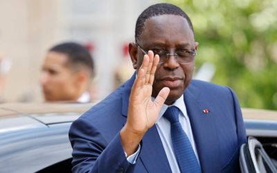 RÉSOLUTION GÉNÉRALELe 06 Novembre 2025, à 17 jours du 17e Anniversaire de la naissance de notre Parti, le Secrétariat Exécutif National de l’Alliance Pour la République, nouvellement installé, s’est réuni au Siège National de l’Alliance Pour la République (APR).Cette séquence majeure de la vie de notre Parti, initiée par le Président Macky Sall, Président de l’Alliance Pour la République, a mobilisé près d’un millier de Responsables venant de tous les Départements du pays, et de la Diaspora.Après un hommage appuyé, rendu à nos vaillants et dévoués camarades, aujourd’hui disparus, la rencontre a été ouverte par un brillant Message du Président Macky Sall, Président du Parti, lu par le camarade Mahmoud Saleh.Dans son Message, le Président Macky Sall a rappelé les dispositions statutaires qui encadrent et dégagent la substance du SEN. Ensuite, de manière magistrale, il a dégagé la Ligne d’orientation politique de notre Parti, dans un contexte national, sous- régional, continental et mondial, d’une extrême complexité.Il a mis l’accent sur les difficultés économiques et sociales, non sans rappeler, avec force, la brutalité et la violence que le pouvoir exerce sur l’Opposition, en général, sur les Mouvements Citoyens, et, particulièrement, sur notre Parti. Enfin, dans ce Message d’une forte tonalité politique et militante, le Président Macky Sall en appelle au retour à nos » Traditions gagnantes », celles forgées dans les batailles politiques et socles de notre identité collective.A ce titre, il a insisté sur l’exigence d’unité dans nos rangs, sur la convivialité et la franche camaraderie.Son appel à élever notre niveau d’engagement politique à la hauteur des impératifs du moment politique en cours, lui a permis de réaffirmer l’ancrage de l’Alliance Pour la République, dans le puissant Bloc Politique et Citoyen national, dont il a salué la mobilisation permanente et irrépressible.Ce Message, d’une haute densité politique, a été singulièrement salué et apprécié par le SEN qui, debout et à l’unanimité, a exprimé sa totale adhésion aux points de vue politiques et aux recommandations du Président Macky Sall, Président de notre Parti.Prenant appui sur cet exceptionnel Message traduit en Langue Nationale, par la camarade Aissatou Ndiaye, le SEN a approuvé la Motion par laquelle, à travers la Camarade Néné Fatoumata Tall, apporte son Soutien sans faille au Président Macky Sall, Président du Parti.Par ailleurs, de manière claire et sans équivoque, le SEN a dénoncé, avec force, la terreur que le pouvoir fasciste exerce sur les Organisations politiques et sur toute la société. Ce mode de présence et d’action politiques inacceptables, expressif d’une incompétence et d’une violence bestiale, est une motivation au combat démocratique et républicain.C’est ce que la Motion lue par le camarade Abdoulaye Diagne a exposé et formulé, pour déboucher sur la nécessité historique d’une unité de l’Opposition pour vaincre le pouvoir.En outre, c’est peu de dire que le Sénégal traverse une grave crise économique et sociale.Comme l’a rappelé et démontré la Motion lue par la camarade Marième Thiam Babou, le Sénégal est au fond des abîmes et traverse l’une des périodes les plus sombres de son histoire. Pour expliquer sa faillite et son incurie, le pouvoir convoque une mensongère » Dette cachée « , tout en refusant de dévoiler les » Rapports cachés » qui le confondraient et révèleraient le niveau de gravité de ses mensonges.Au Sénégal, rien ne marche. Tout est à terre, Tout bascule, Tout périclite!Au moment où l’économie est étranglée, la société étouffe. Tout est cher, le chômage explose, l’angoisse et le doute envahissent les familles.Une telle situation aussi grave que triste, est attestée par le désastre vécu par nos Localités et que la Motion lue par le camarade Abou LO, a brillamment mis en exergue, non sans rappeler, les brillants résultats engrangés par nos Territoires durant les Mandats du Président Macky Sall !