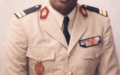 A tonton Baay ;Le 21 janvier 2026 marquera le trentième anniversaire de la disparition du Médecin-Colonel Lamine CISSE, figure monumentale de la santé militaire, humaniste exemplaire, bâtisseur et pionnier.Baay Laamine pour sa famille, Madior pour ses frères d’armes, demeure dans le cœur de ceux qui l’ont connu comme un homme d’une élévation rare, doué d’une bonté profonde et d’un sens du devoir absolu.Né le 16 mars 1940 à Saint-Louis, il grandit entre le dynamisme culturel de sa ville natale et l’atmosphère chaleureuse de Ndande, où son père Laba, Moukhadam tidjane, exercait ses activités de commerce. C’est dans cette enfance profondément enracinée dans les valeurs de solidarité, de respect et d’attachement à la religion qu’il développa son humanisme.Très jeune, il aimait fredonner, avec ses sœurs et cousins, les hymnes dédiés à Raoul Follereau, figure mondiale de la lutte contre la lèpre et des actions en faveur des délaissés. Cette fascination révèle une sensibilité déjà tourné vers les plus vulnérables, vers ceux qu’on regarde rarement, et souvent trop tard.Influencé par cette fibre humanitaire, il s’orienta vers la dermatologie. Il faut rappeler qu’au XXᵉ siècle, les grandes batailles médicales touchant la lèpre, la gale, les dermatoses, et d’autres affections souvent stigmatisées étaient au cœur du champ d’action des dermatologues. Devenir dermatologue, à cette époque, c’était choisir de soigner les invisibles, les marginalisés, les patients qu’on préférait cacher.Choisir cette voie revenait, pour Madior, à être fidèle à une mission morale : redonner dignité, toucher l’intouchable, soigner là où beaucoup ne voulaient pas aller. Cette dimension humanitaire fut au cœur de sa carrière.Après ses brillantes études à Santé navale-Bordeaux et son internat au Val-de-Grâce, il revint au Sénégal, servant dans des contextes difficiles, en Casamance pendant la guerre d’indépendance de la Guinée Bissau, Saint-Louis, la léproserie de Dakar, puis l’Hôpital Principal où il marqua durablement patients et collègues.Il représenta également le Sénégal dans les opérations internationales, notamment au Sinaï, sous mandat des Nations Unies.Premier commandant sénégalais de l’École Militaire de Santé (1980–1989), il fit de cette institution un modèle de rigueur et d’excellence. En 1981, le Président Abdou Diouf ; en dépit de ses charges à l’école militaire de santé et à l’hôpital principal ; fit de lui son médecin personnel, impressionné par son intégrité et surtout sa discrétion.Malgré un environnement très conservateur, il se battit pour ouvrir les portes de l’armée aux femmes. Grâce à son engagement et sa proximité d’avec le Président de la République, la loi de 1982 qui autorise l’admission des filles à l’École Militaire de Santé est mise en application. Même si ses œuvres semblent ne pas être reconnues à sa valeur, l’histoire lui rend hommage à travers les prouesses médicales de la Médecin-Colonel Youanidou WANE ; mais aussi de la consécration de Fatou FALL, la première femme Général de l’armée sénégalaise, issue du corps de santé.Directeur de l’Ecole Militaire de Santé, Inspecteur général des Forces armées, médecin personnel du Président de la République ; rien ne modifia son rapport aux gens. Il continuait inlassablement à consulter à l’hôpital principal, au pavillon Pelletier et recevait gratuitement ses voisins dans son domicile des HLM, allant jusqu’à payer leurs médicaments lui-même. Sa simplicité, son sourire, son élégance naturelle faisaient de lui un homme respecté, mais surtout aimé.Lors de la cérémonie de levée du corps, un moment particulièrement fort marqua les esprits.El Hadj Abdoul Aziz SY, Khalife général des Tidianes, prit la parole pour lui rendre hommage, et ses mots résonnent encore aujourd’hui :« C’était un homme d’un humanisme exceptionnel, un homme de Dieu au service de l’homme. Sa bonté, sa pudeur et sa dignité l’élevaient bien au-dessus de son rang. »Feu l’Imam Baba TOURE de la grande mosquée de Castors lui offrit son linceul personnel ; il le rejoignit quelques mois après.Au-delà de l’officier, au-delà du médecin du Président, ses proches se rappellent un homme profondément attaché aux siens. Malgré son rang, il restait d’une disponibilité et d’une simplicité étonnantes. À chaque descente à Guet Ndar, son visage s’illuminait. Il retrouvait ses cousins, ravivait ses souvenirs d’enfance, et riait avec eux entre deux mbaar, ces espaces traditionnels où se mêlent discussions professionnelles, jeux d’adresse et convivialité.On raconte qu’il redevenait, le temps d’un après-midi, il devenait Baay Laamine , joyeux, espiègle, chaleureux, généreux, un enfant du peuple, un fils de l’avenue Charles de Gaulle. Ces instants familiaux rappellent le témoignage d’un de ses amis d’enfance « Baay Lamine était un grand homme parce qu’il n’avait jamais cessé d’être un homme simple ».Trente années se sont écoulées, mais il demeure toujours l’un des vôtres, ne l’oubliez pas dans vos prières. Que la terre de Marmiyal lui soit légère. Amine !!!