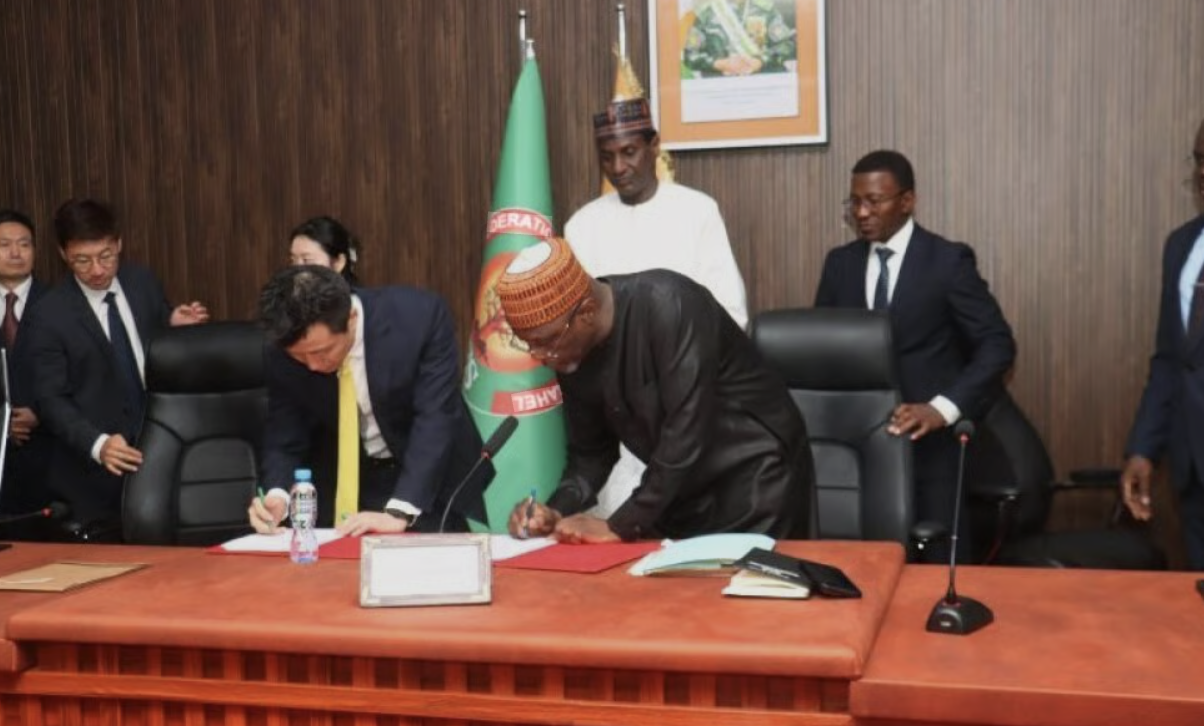 N𝐢𝐠𝐞𝐫 : 𝐥𝐚 𝐂𝐡𝐢𝐧𝐞 𝐫𝐞𝐥𝐚𝐧𝐜𝐞 𝐬𝐨𝐧 𝐨𝐟𝐟𝐞𝐧𝐬𝐢𝐯𝐞 𝐩𝐞́𝐭𝐫𝐨𝐥𝐢𝐞̀𝐫𝐞 𝐚𝐯𝐞𝐜 𝟏 𝐦𝐢𝐥𝐥𝐢𝐚𝐫𝐝 𝐔𝐒𝐃 :