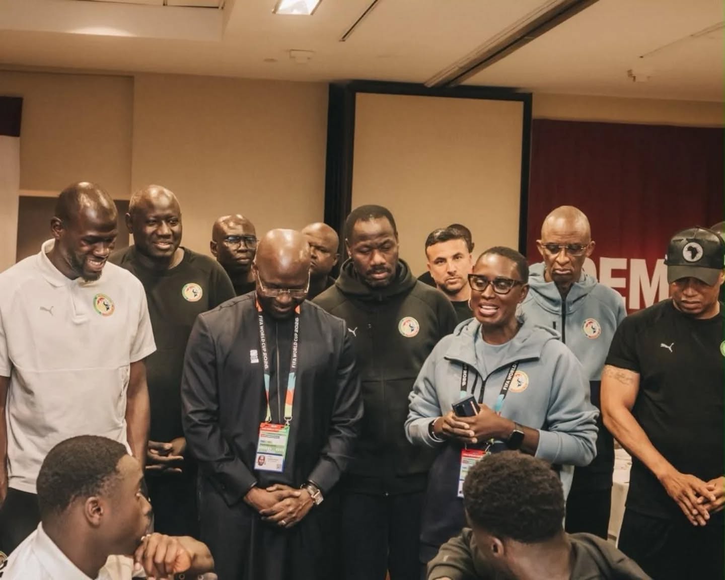 COUPE DU MONDE FIFA 2026 : Madame le Ministre de la Jeunesse et des Sports Djireye Clotilde COLY rend visite aux lions avant leur premier match.