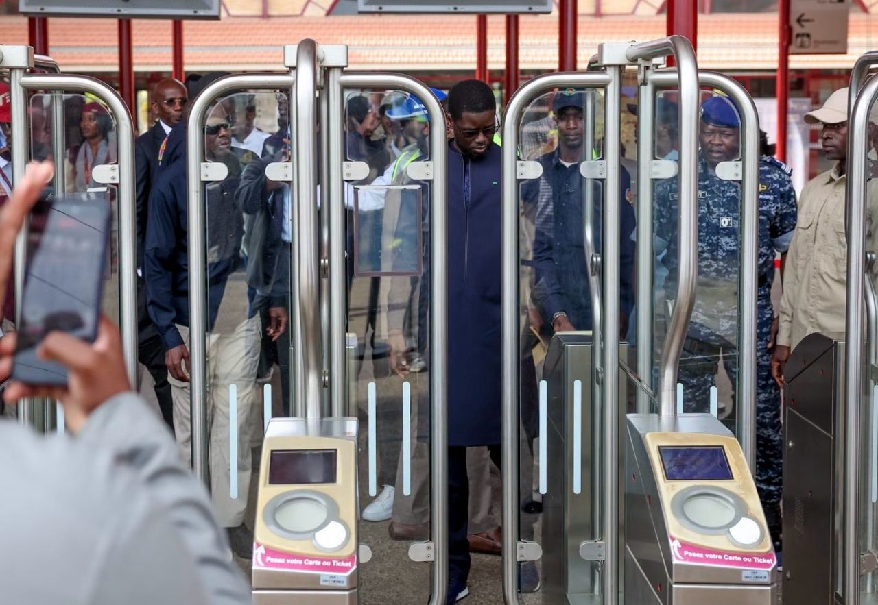 Ce samedi, le Président de la République, Bassirou Diomaye Faye, a parcouru le trajet du Train Express Régional de Dakar jusqu’à l’aéroport, empruntant le nouveau tronçon Diamniadio – AIBD, dont la mise en service approche.