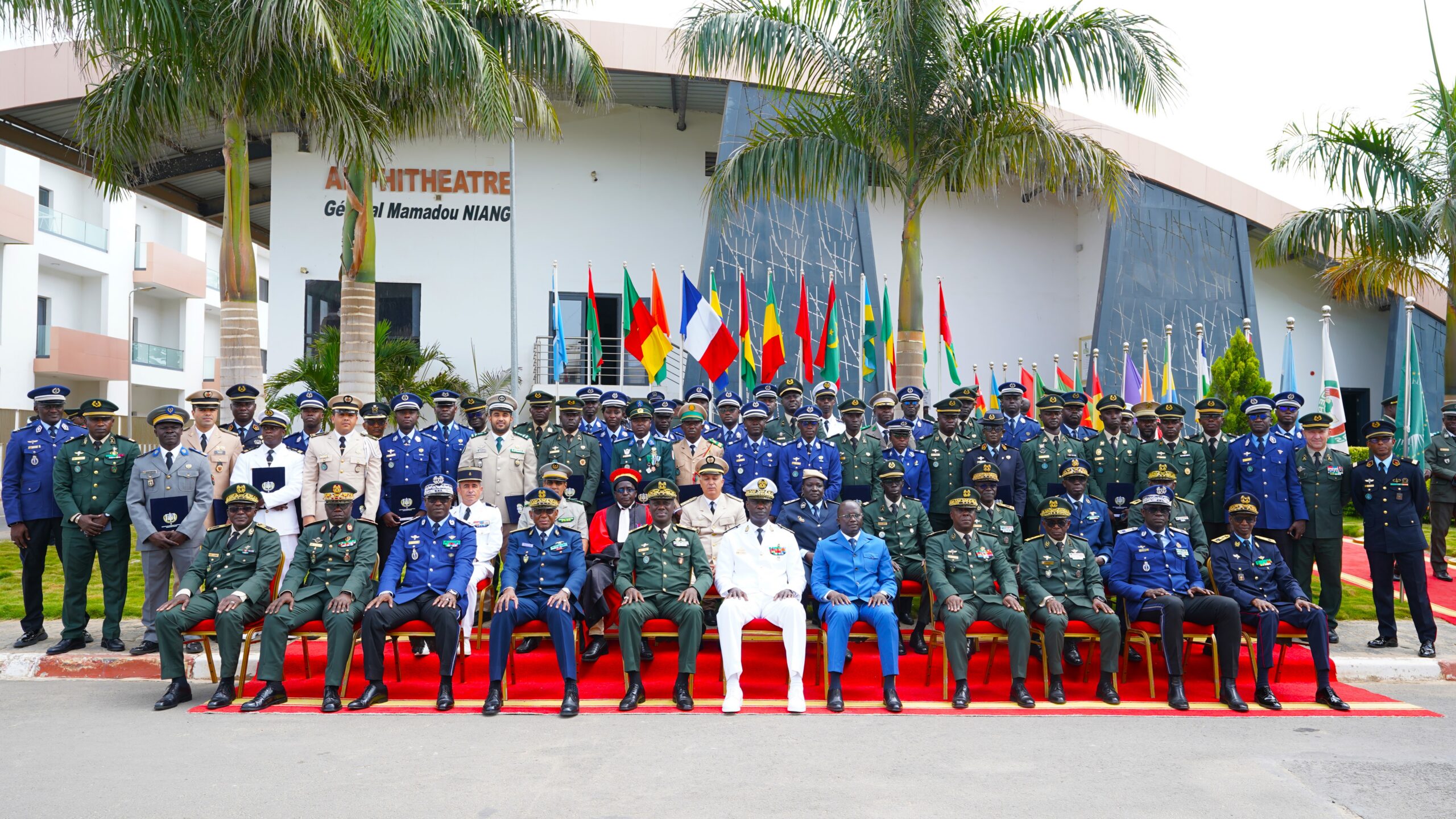 L’INSTITUT DE DÉFENSE DU SÉNÉGAL : REMET SUR LE TERRAIN UNE NOUVELLE PROMOTION D’OFFICIERS FORMÉS AUX ENJEUX STRATÉGIQUES