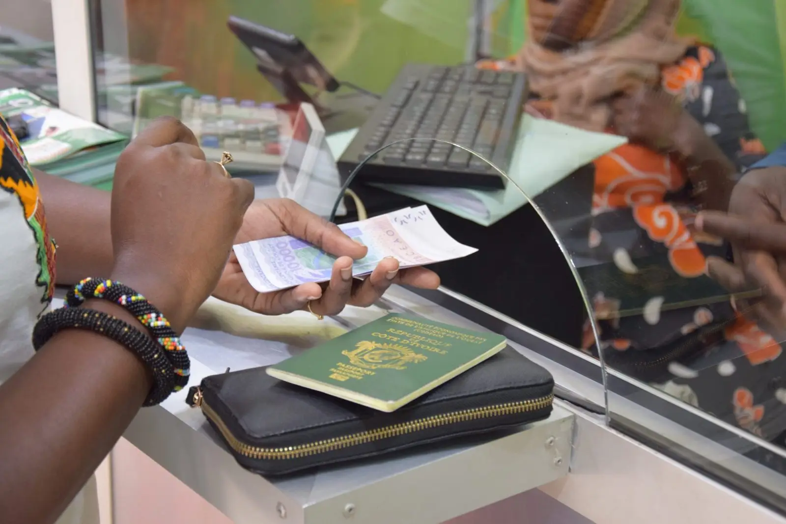 Envois de fonds de migrants : les transferts ont atteint 729 milliards de dollars US en 2025