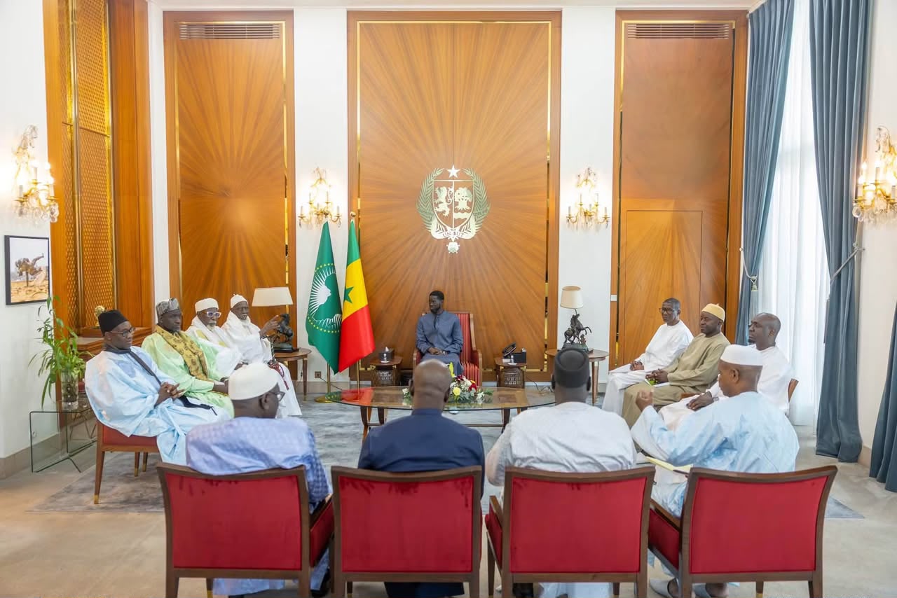 Le Président de la République, Son Excellence Monsieur Bassirou Diomaye Faye, a reçu ce lundi soir le Khalife général de Thiénaba, en présence du Délégué général aux affaires religieuses. Le Chef de l’État a réservé à son hôte un accueil empreint de courtoisie et des égards dus à son rang.